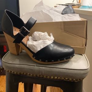 Hot Fall Shoe! Size 11 Revel black and wood clogs!